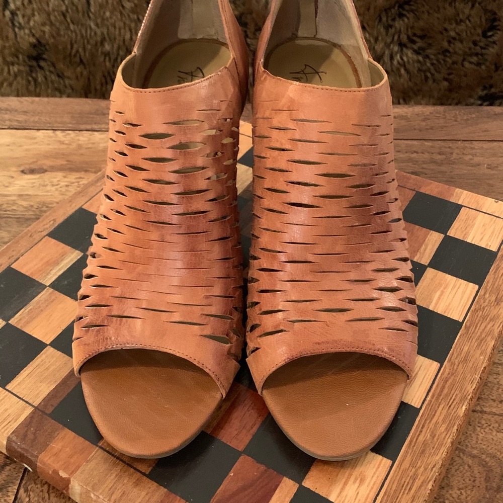 Franco Sarto leather woven open toe shoe Sz 9.5